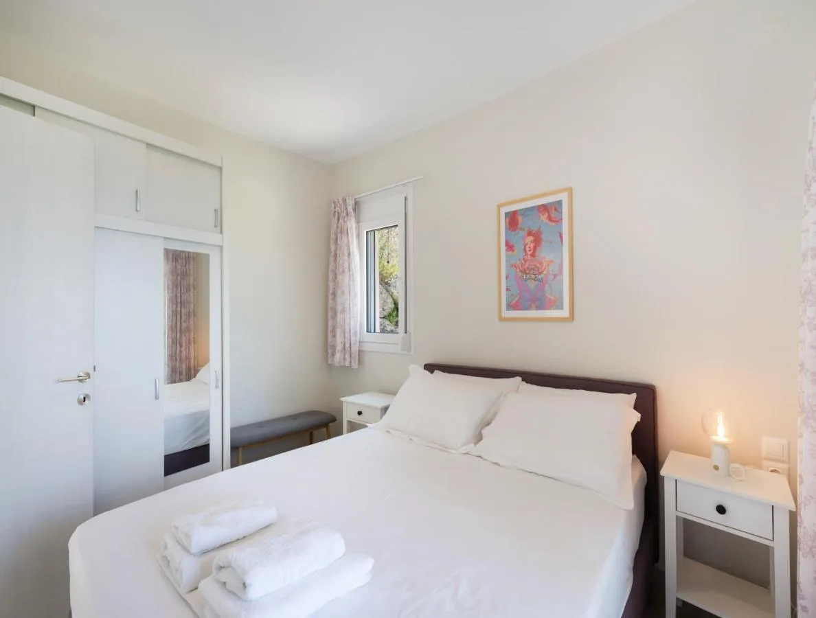 Υπνοδωματιο με διπλο κρεβατι και ντουλαπα