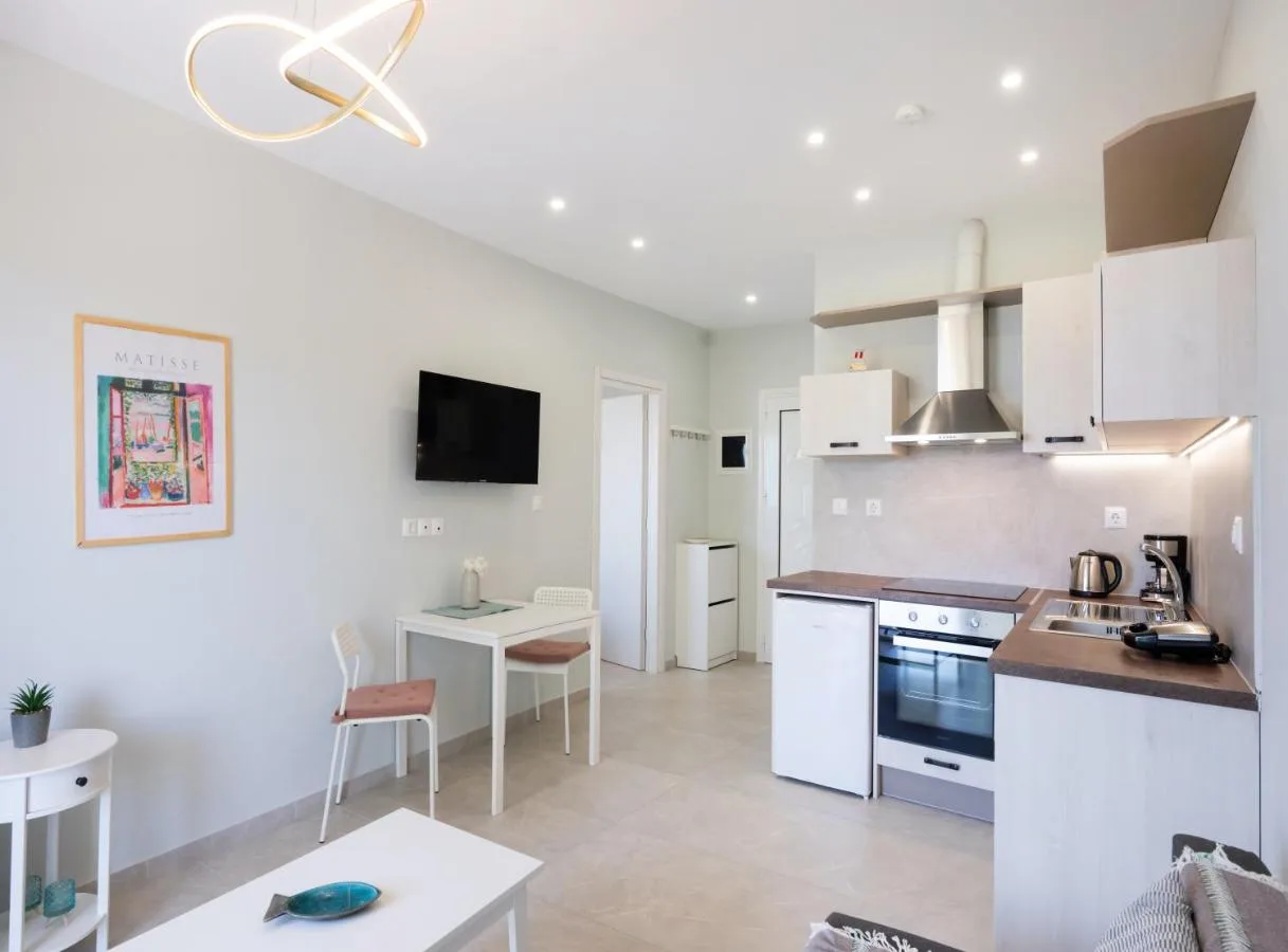 Καθιστικο με κουζινα και μπαλκονοπορτα