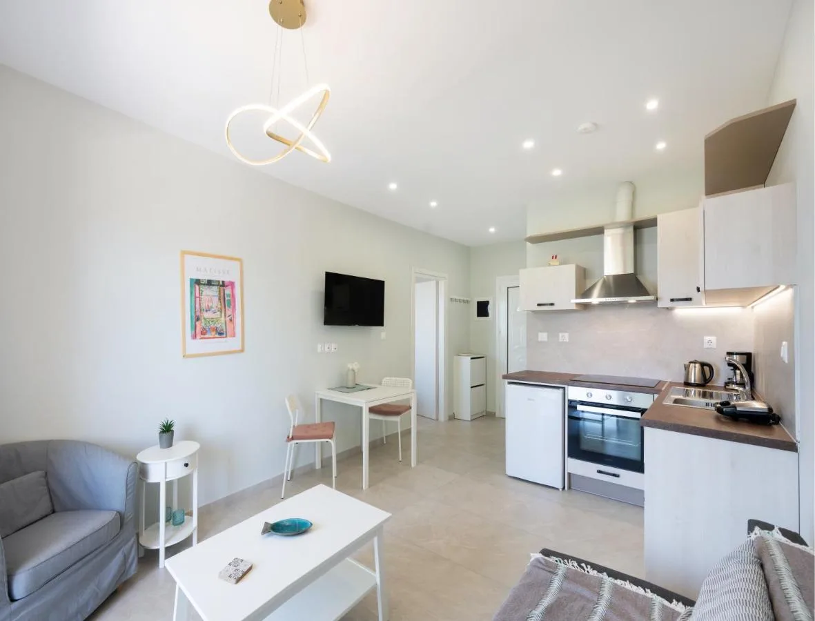 Εσωτερικος χωρος καθιστικου και κουζινας με φωτεινο φως