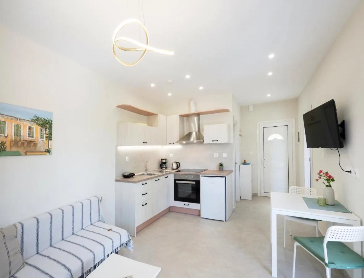 Ενιαιος χωρος κουζινας και καθιστικου με καναπε