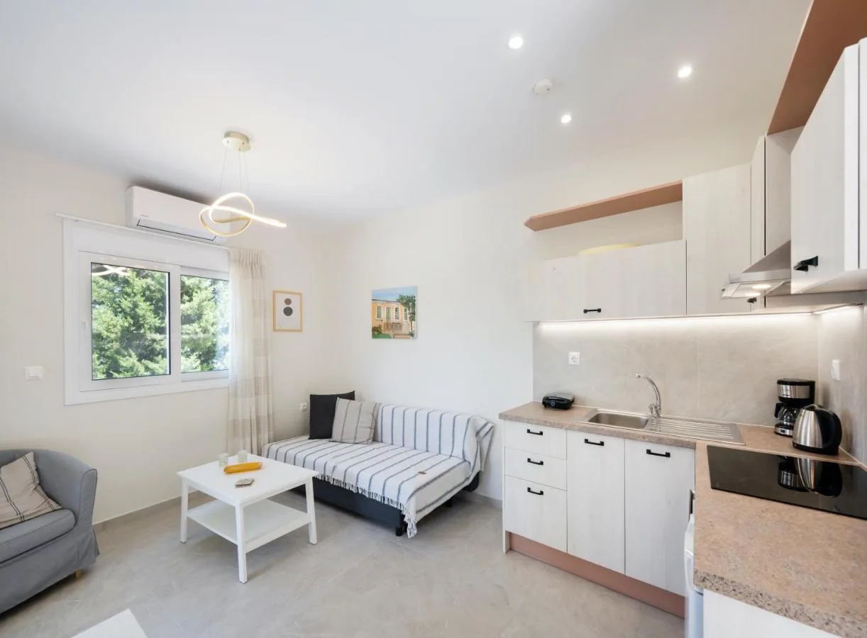 Καθιστικο με καναπε και μικρο τραπεζι