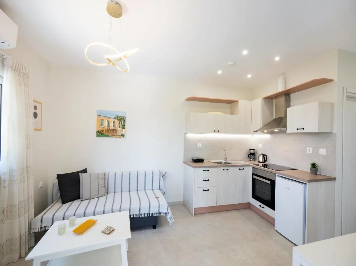 Γωνια κουζινας με καθιστικο και διακοσμηση