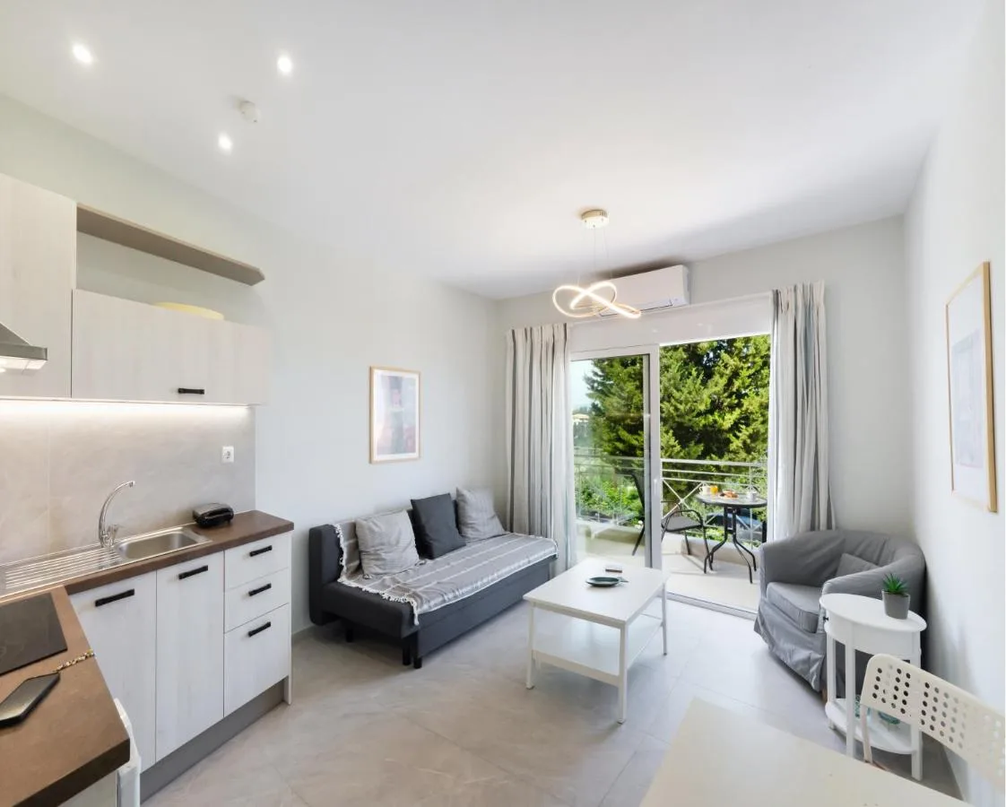 Καθιστικο με εξοδο στη βεραντα