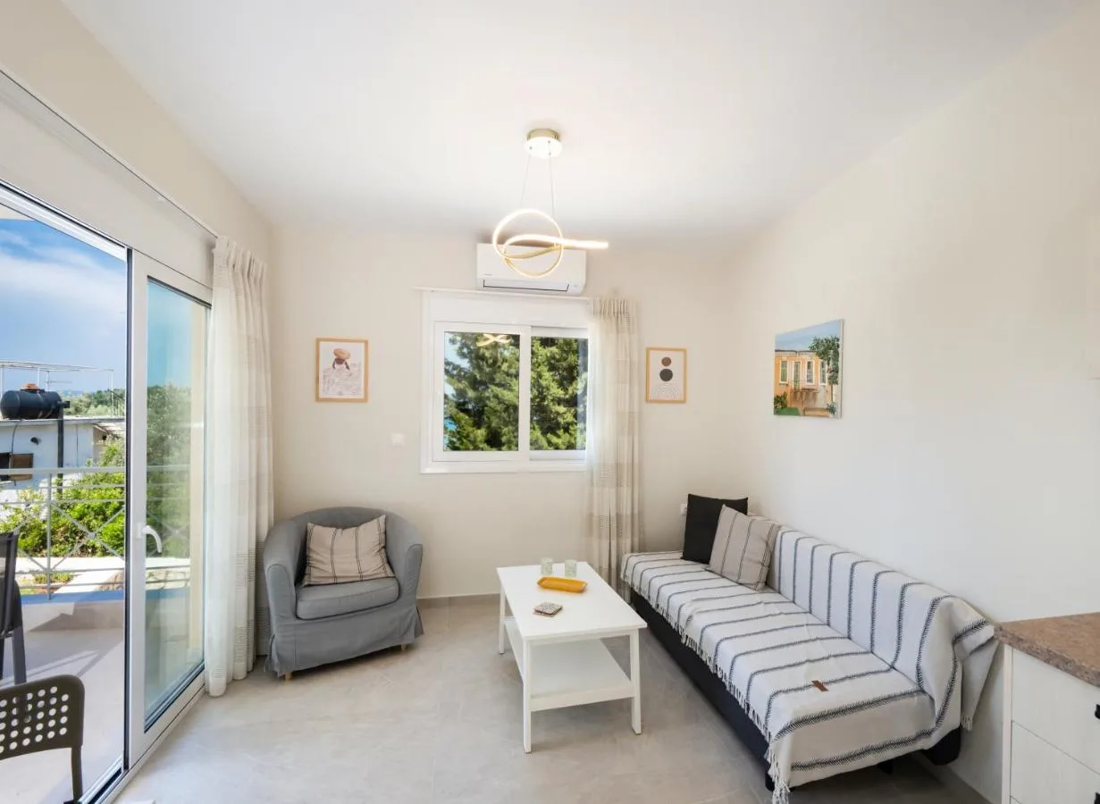 Ενιαιος χωρος με συρομενη πορτα προς μπαλκονι