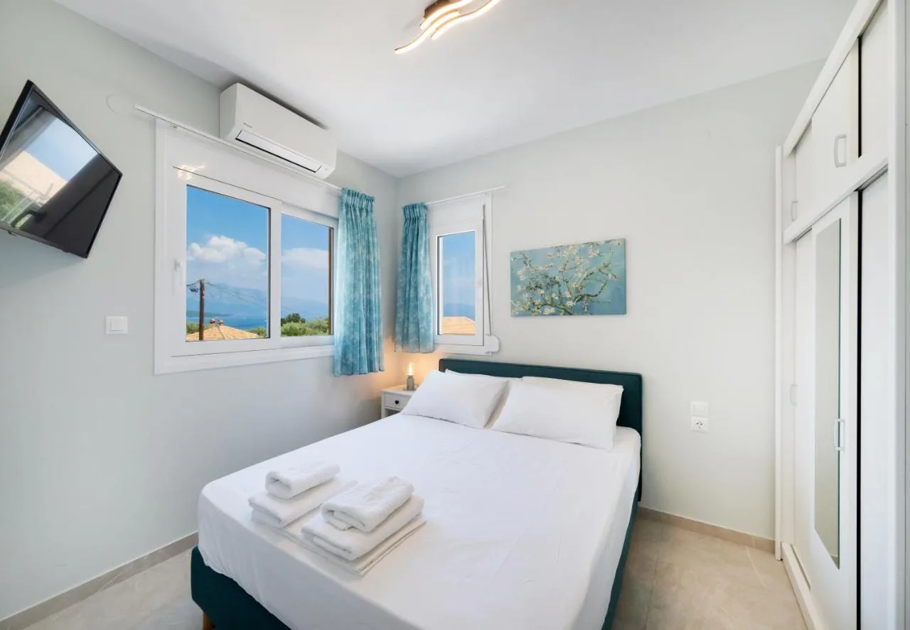 Υπνοδωματιο με μπλε υφασματα και φωτεινα παραθυρα