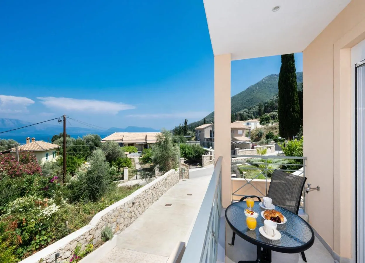 Μικρο μπαλκονι με τραπεζι πρωινου και θεα