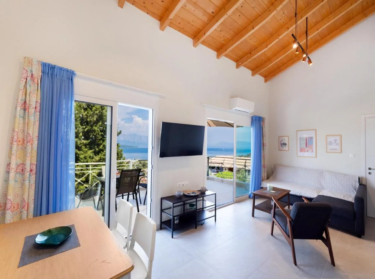 Καθιστικο με ξυλινη οροφη και ανοιγμα στη θεα