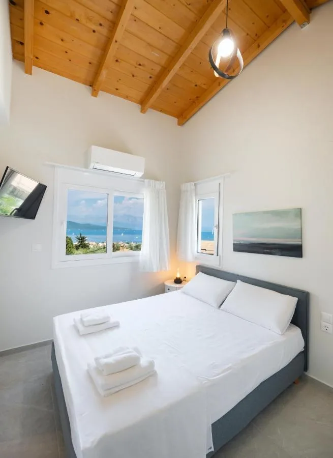 Υπνοδωματιο με πανοραμικη θεα στο Ιονιο