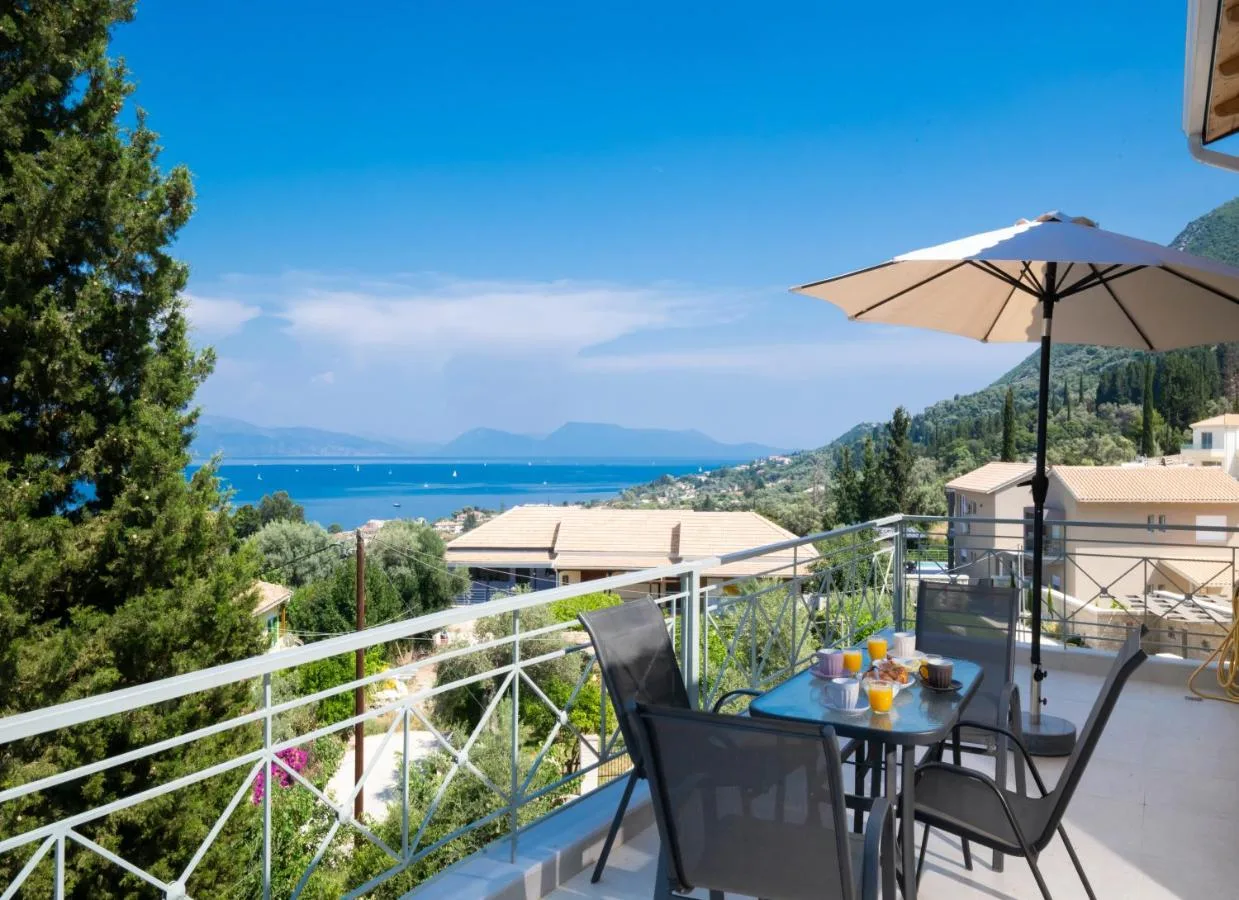 Θεα απο βεραντα με τραπεζι και ομπρελα