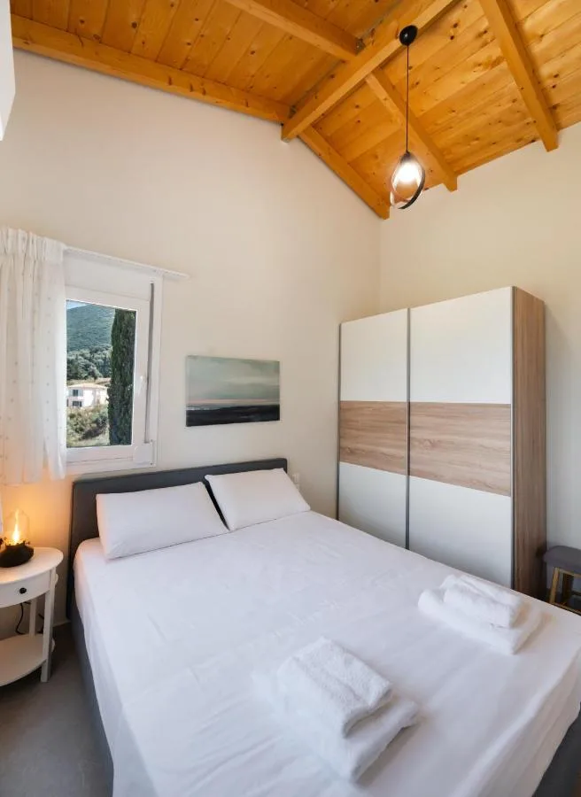 Υπνοδωματιο με ντουλαπα και παραθυρο διπλα στο κρεβατι