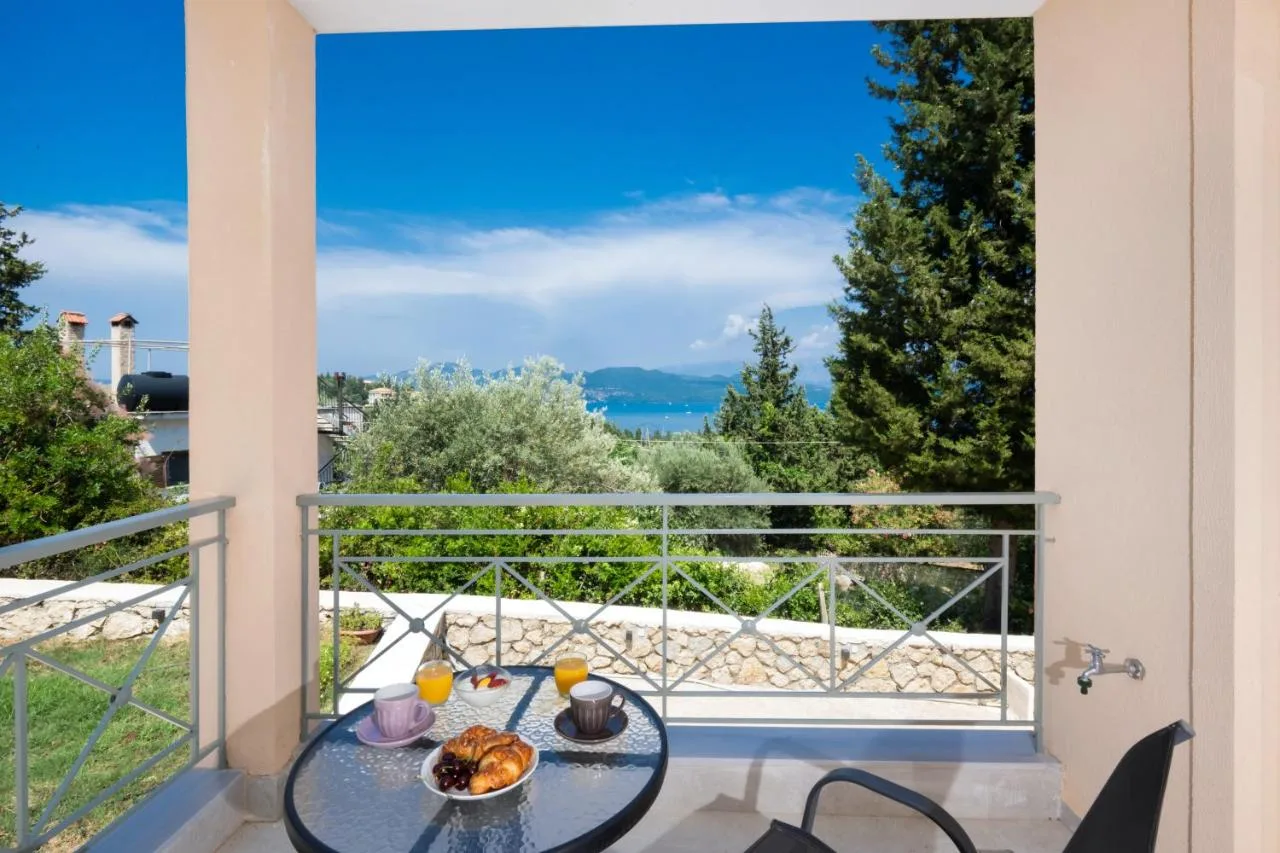 Γωνιακη βεραντα με πρωινο και θεα προς το Ιονιο