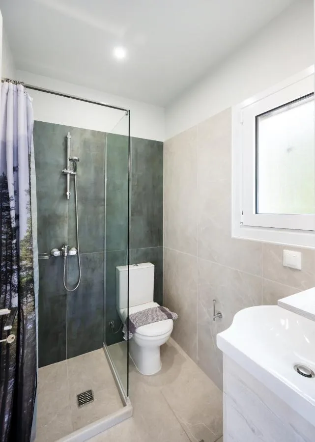 Μπανιο με ντους, νιπτηρα και φυσικο φωτισμο