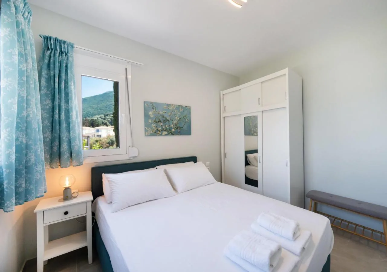 Υπνοδωματιο με ξυλινη οροφη και συνδεση με καθιστικο