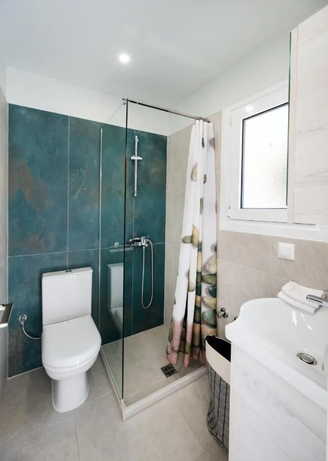 Μπανιο με ντους και πλακακια σε γηινους τονους