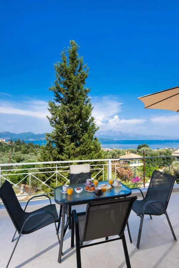 Πρωινο στη βεραντα με θεα στο πελαγος