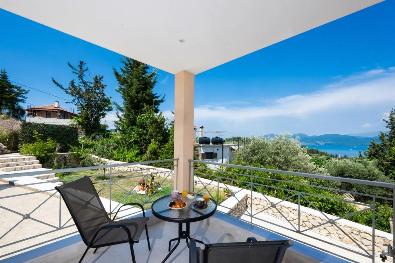 Σκεπαστη βεραντα με τραπεζι και ανοιχτο οριζοντα