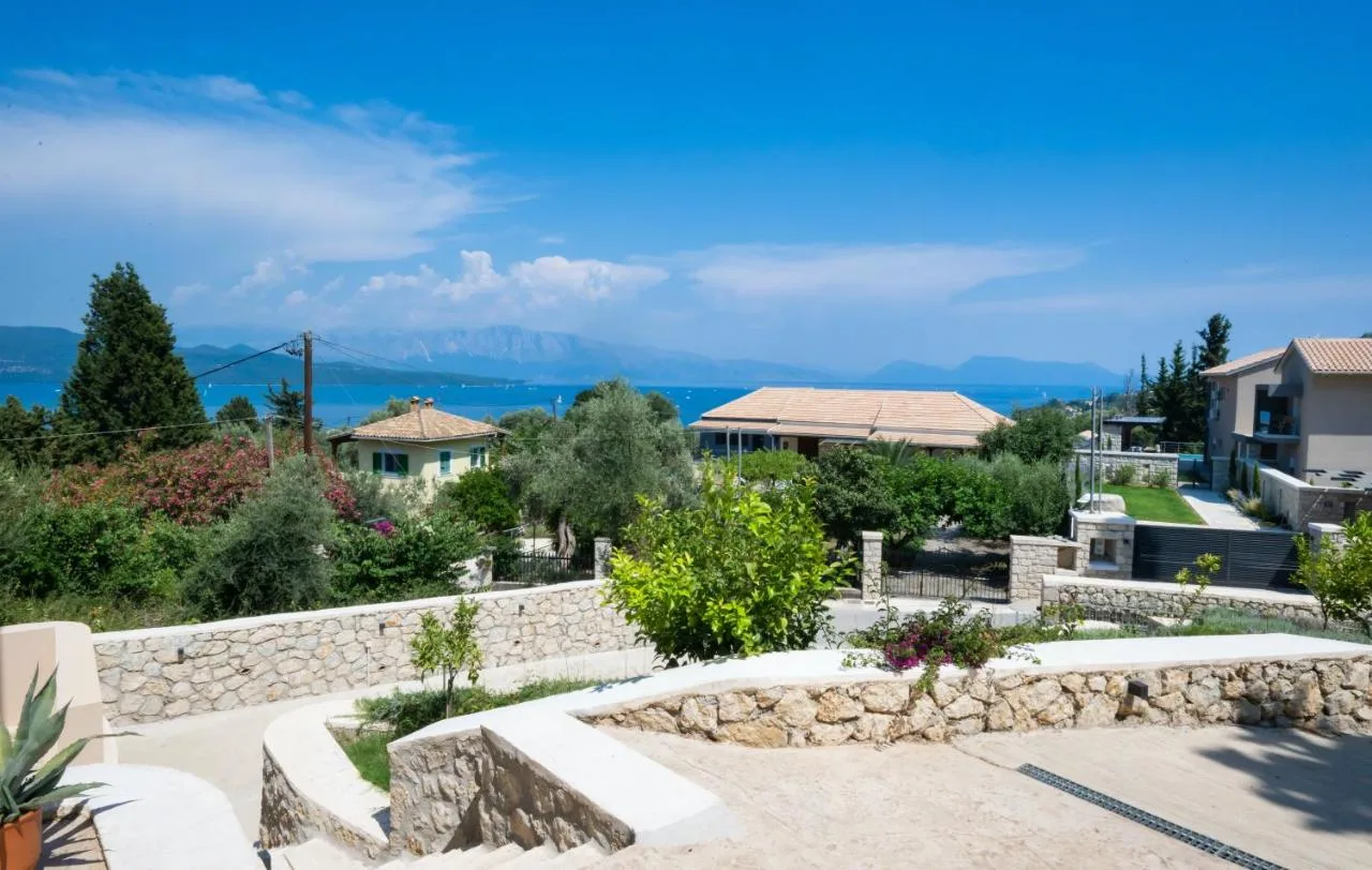 Εξωτερικη αποψη της αυλης με θεα προς τη θαλασσα