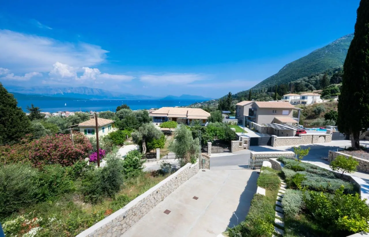 Διαδρομη στον περιβαλλοντα χωρο με πετρινες αναβαθμιδες