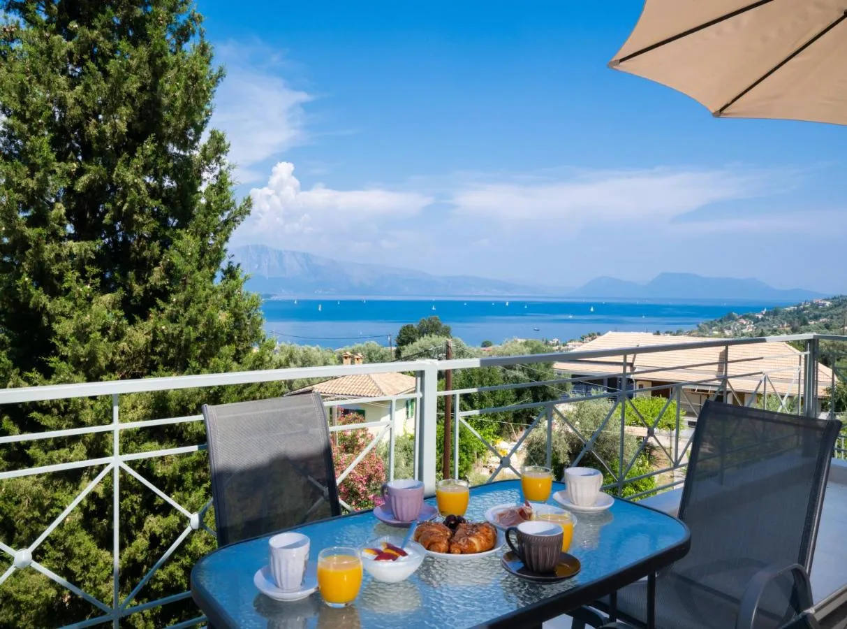 Τραπεζι πρωινου στο μπαλκονι με θεα στη θαλασσα