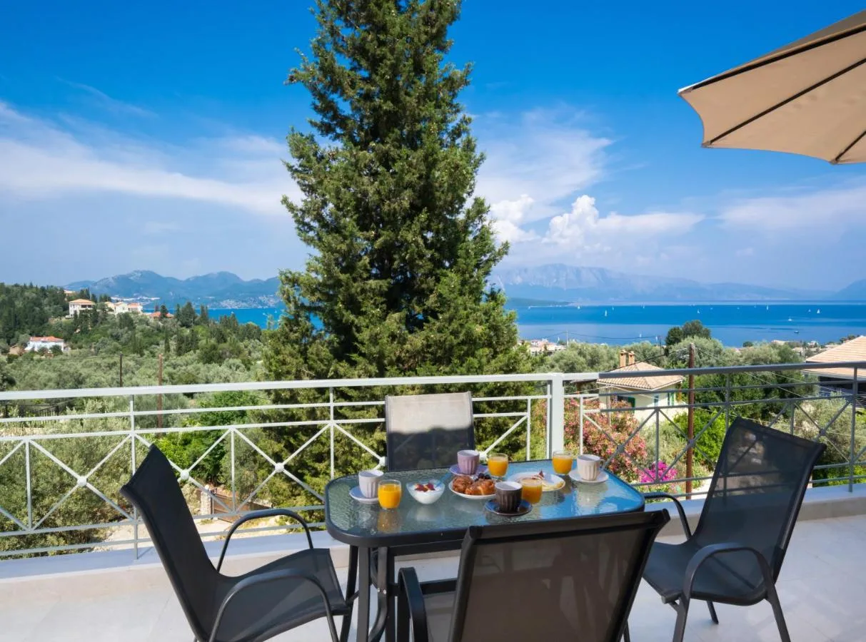 Βεραντα με τραπεζι διπλα στο καγκελο και θεα