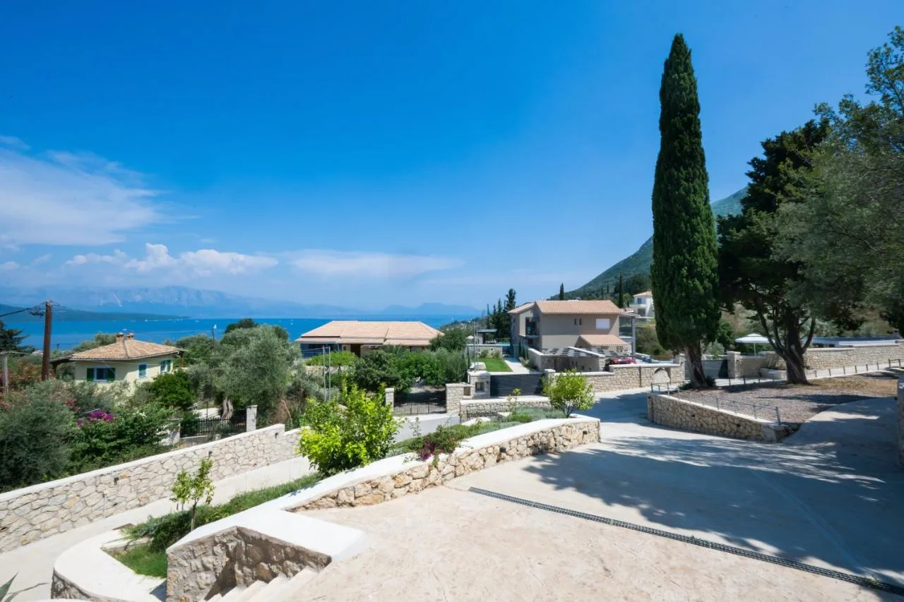 Ανοιχτος εξωτερικος χωρος με πετρινα στοιχεια και θεα