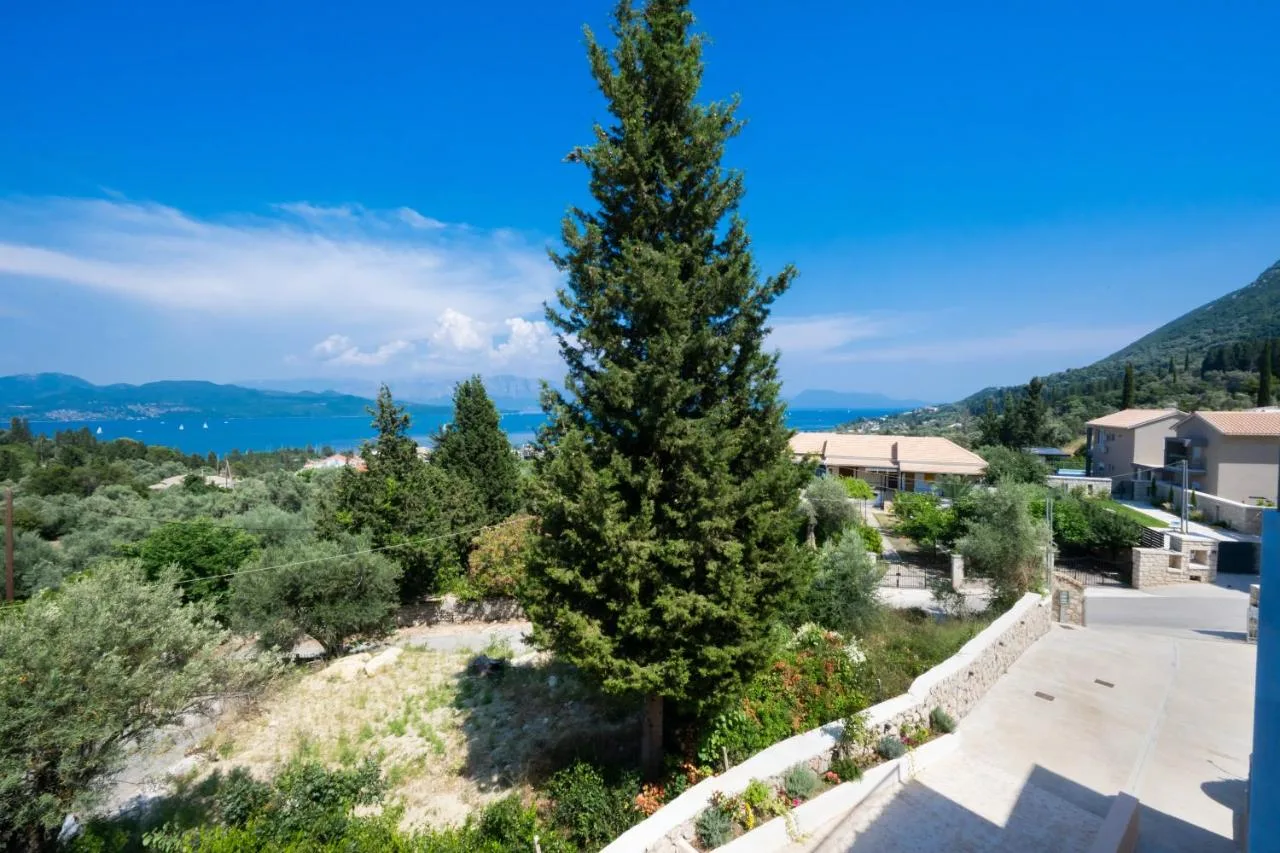 Θεα απο τον κηπο προς τα γυρω σπιτια και το Ιονιο